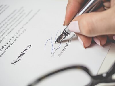 signing signature on contract