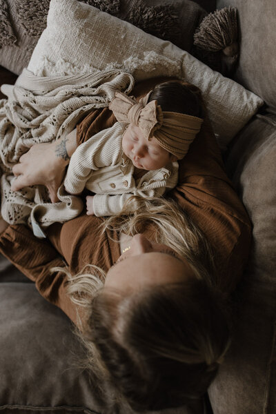 mama met 2 dochertjes tijdens fotoshoot