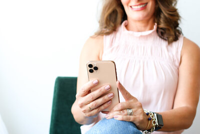 Elle holds iPhone - Lifestyle Coaching for Women in Denver, Co - Elle Banks Coaching
