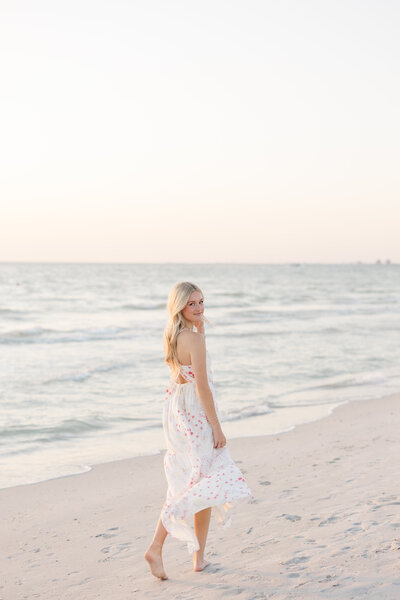Senior girl on anna maria island. Tampa florida senior photographer. 