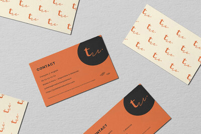 Maquette de présentation de l'identité visuelle de Juliette Traduction, qui représente une ambiance colorée et créative. L'image représente les cartes de visite de Juliette avec son branding.