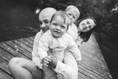 Photo de famille en noir et blanc, montrant l'authenticité de Manon dans la section des avis qu'elle a reçu des marques avec lesquelles elle a collaboré