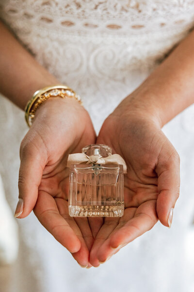 Bruidsfotografie detail parfum flesje