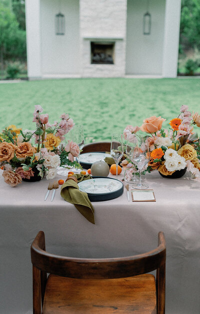 Al fresco wedding dinner at The Arlo in Austin, featuring long tables under the oak trees, soft lighting, and an intimate, open-air setting.