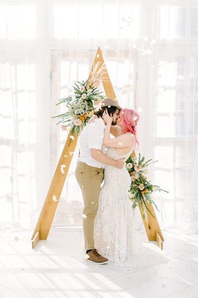 Texas wedding photographers kissing