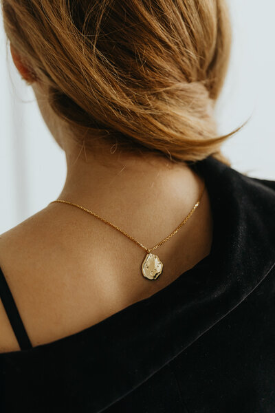 kaboompics_jewelry-photo-shoot-woman-wearing-gold-rings-and-necklace-29218