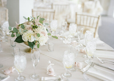 Springfield-Manor-wedding-florist-Sweet-Blossoms-centerpiece-Lisa-Blume-Photography