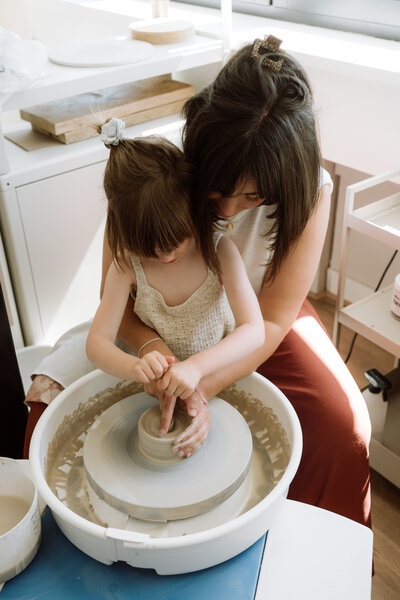 Lifestyle gezinsfotografie tijdens een Homes to Remember-shoot - boetseren met dochter 