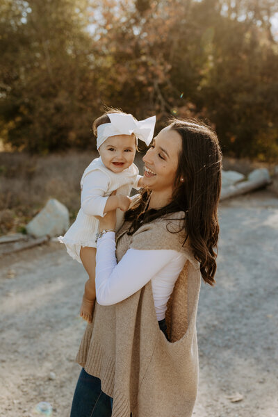 field family pictures, candid documentary natural fun family photo shoot with kids, christmas holiday card photo shoot, San Diego portraits photographer, young families with mom and baby