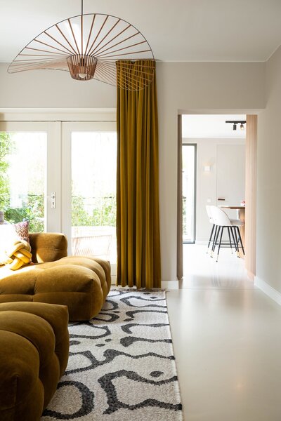 Moderne inrichting woonkamer door Styling by Annemarie