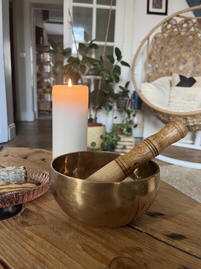 Bougie et ambiance de méditation pour une séance de breathwork chez Julie Blanvillain