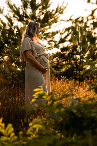 Zwangerschapsshoot in Limburg tijdens golden hour op de Brunsummerheide