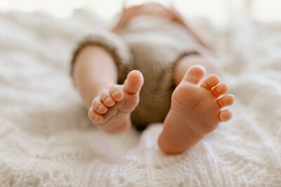 las-vegas-newborn-family-teddy-toes.