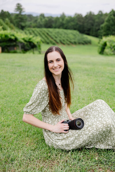 atlanta wedding photographer keri lindekugel holding camera atlanta wedding venue