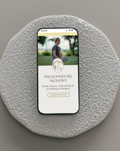 Mockup von Julia, die in einer inspirierenden Umgebung Yoga praktiziert.