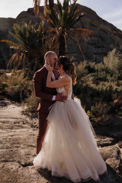 Bruidsfotograaf Melissa Boer legt een pasgetrouwd stel vast tijdens een romantische after-weddingshoot op een prachtige buitenlocatie.