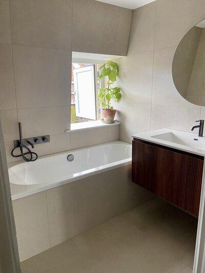 Rustige badkamer met bad