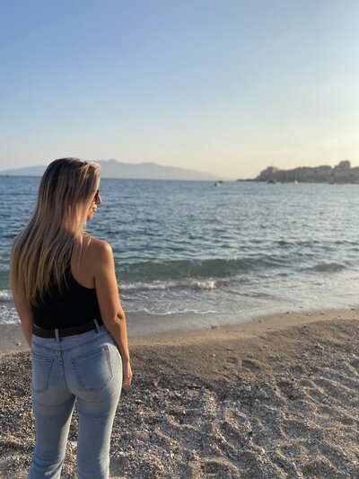 lookingouttosea-min