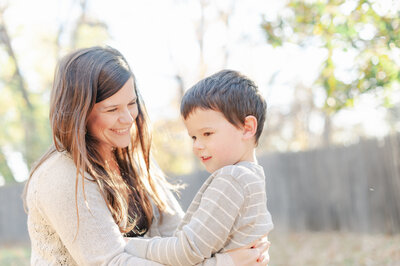 mom and child in tulsa family photogphers session