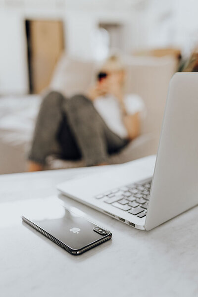 kaboompics_woman-working-in-home-office-17901