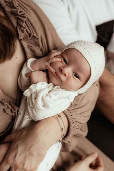Bij een newbornshoot aan huis. Neem ik alle tijd voor jullie om alle kleine momenten te onthouden.