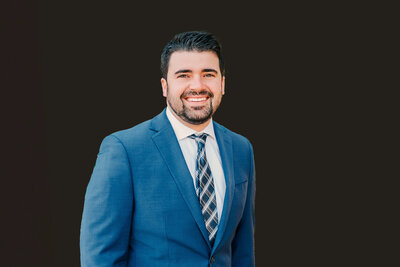 Branson headshot photographer Jessica Kennedy of The XO Photography captures professional headshoto of man in blue suit