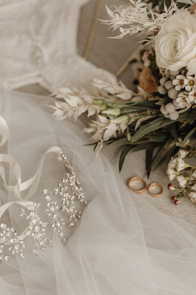 kaboompics_tiara-wedding-rings-veil-flowers-31918