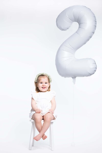 Vrolijke fotoshoot voor de eerste verjaardag, met een feestelijke setting bij Studio 2Shoot in Eijsden