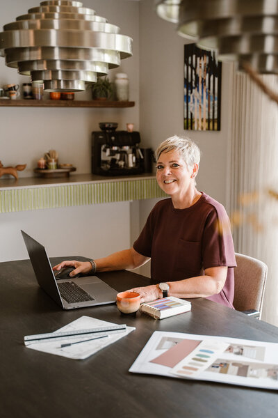 Threa van LOOSZ Interieur & Styling in gesprek met een klant, terwijl ze haar creatieve interieurideeën bespreekt.