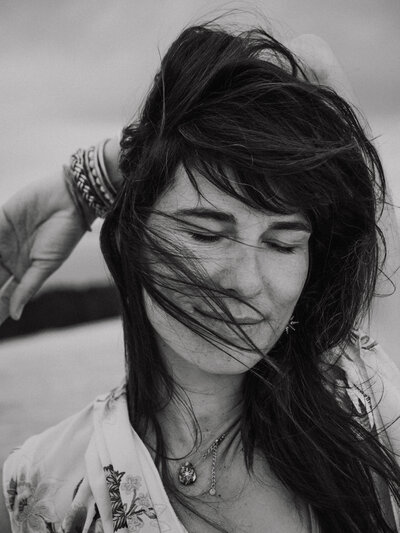 portrait intimiste femme noir et blanc - photographe portrait femme arcachon - pauline clerget photographe