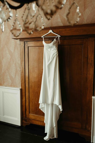 Get framed photography bride getting ready - weddingdress