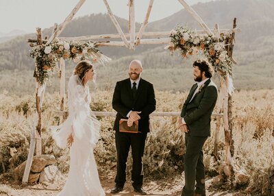 rustic-mountain-wedding-arch