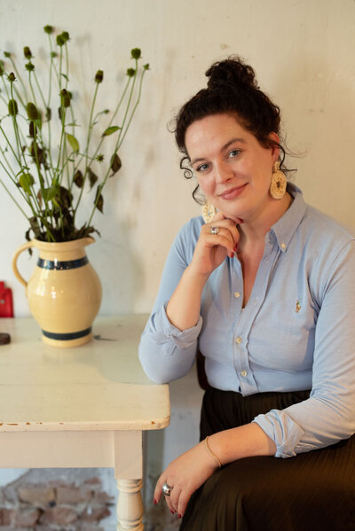 Vrouw poseert aan tafel