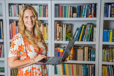 Michelle Henderson dyslexia specialist with laptop computer available nationwide