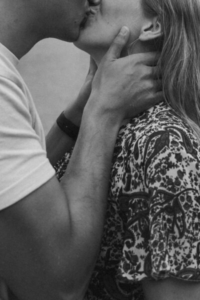 Close up shot waarbij alleen de monden van een stel te zien is die elkaar een kus geven.
