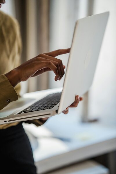 Holding Macbook closed under arm