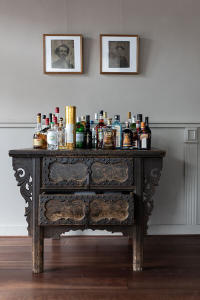 Ouden antieken kast met selectie aan dranken van restaurant Savour Haren. Fotograaf Dorien Paymans | Studio Ensō Groningen ©