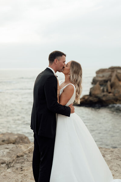 Newly wed bride and groom sharing a kiss at Thunder Point Warrnambool