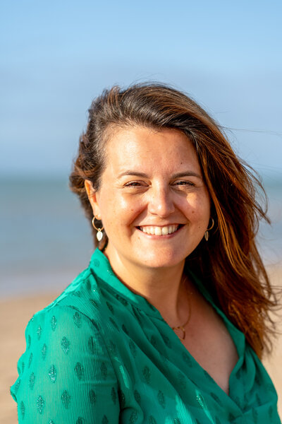 Portrait Laure Mollet debout en jupe