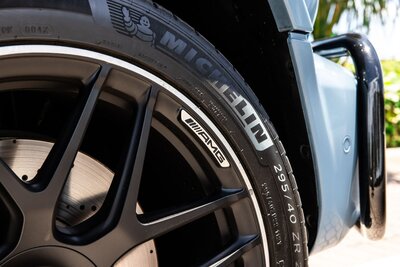 mercedes-g63-china-blue-for-rent-in-miami-amg-black-forged-cross-spoke-wheel-close-up-angle-view-009
