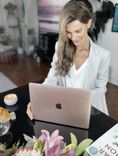 Olivia Arezzolo working laptop image