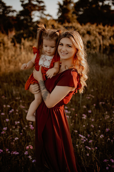 The Woodlands, Tx mom and daughter holding hands photo