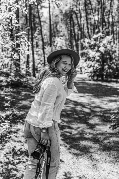 Vrouw met camera zwart-wit