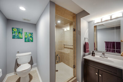 81 Nelson apt bath
