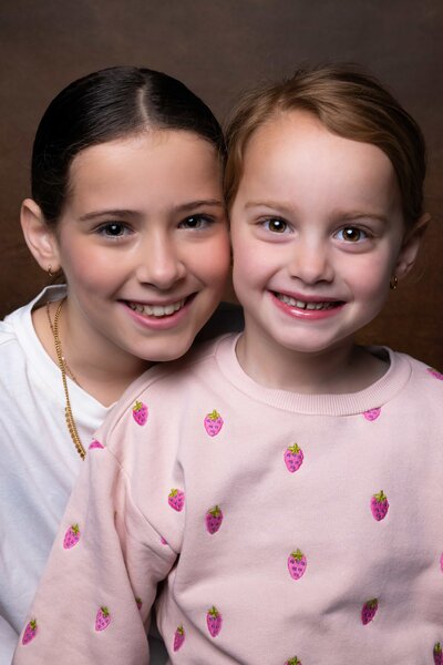 Zussen poseren samen tijdens een warme en spontane fotoshoot in de studio van Studio 2Shoot in Eijsden.