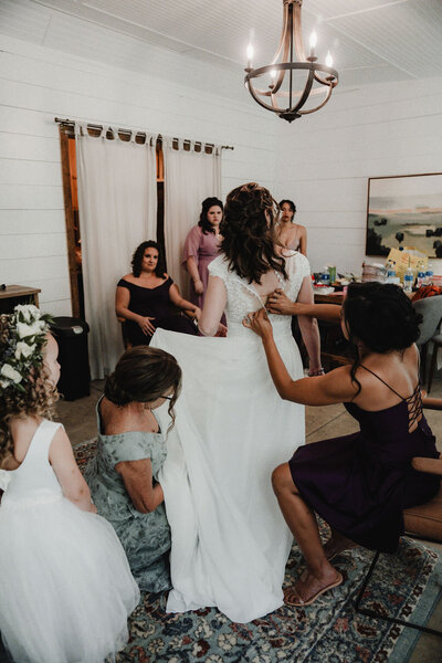 bride getting ready at north georgia all-inclusive wedding venue with on site bridal suite