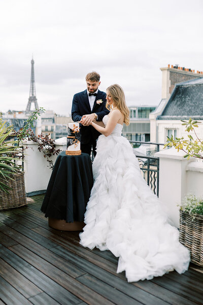 bride-groom-cutting-stylish-cake-in-front-of-eiffel-tower-by-rachel-pietri-paris-wedding-photographer