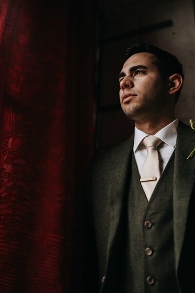 intimate wedding in tuscany groom portrait