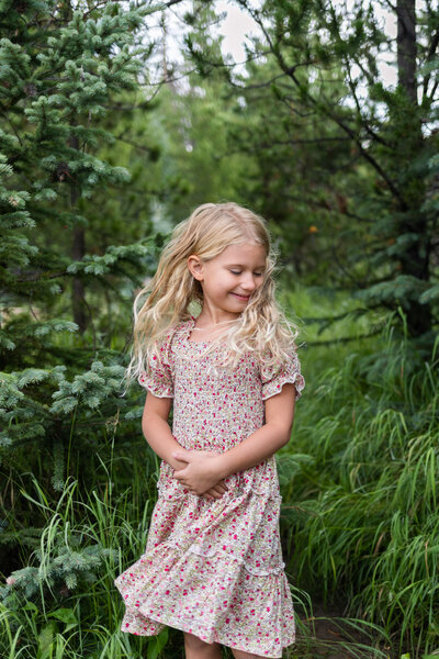 Kansas_City_Family_Photographer_girl_spinning_among_trees-11