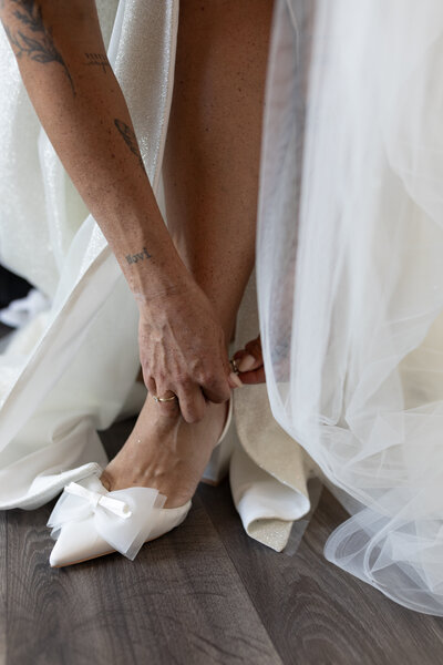 Timeless portrait of the bride in a delicate lace veil